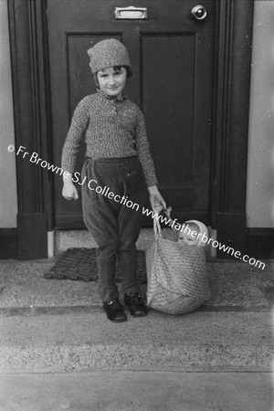 NORMAN WHITE WITH MRS HELEN & MARGARET & GRANIA IN BASKET